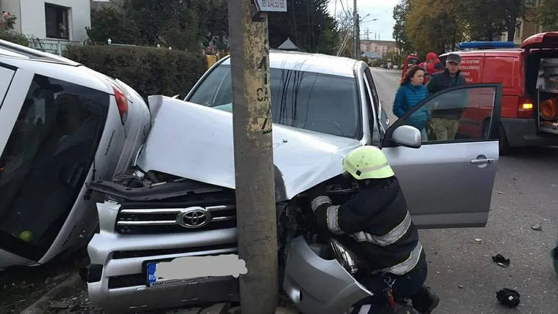 Accident în Suceava. O maşină scăpată de sub control a lovit doi stâlpi din beton şi un autoturism parcat