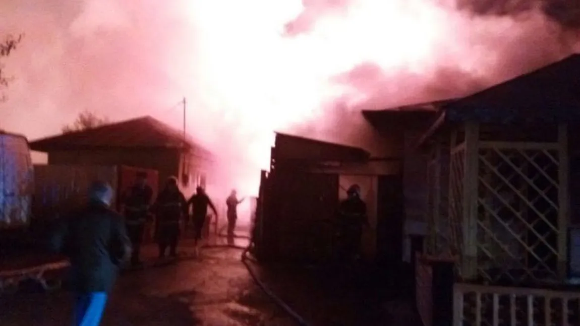 Incendiu puternic la un atelier de tâmplărie din Teleorman. Focul s-a extins şi la o casă din apropiere