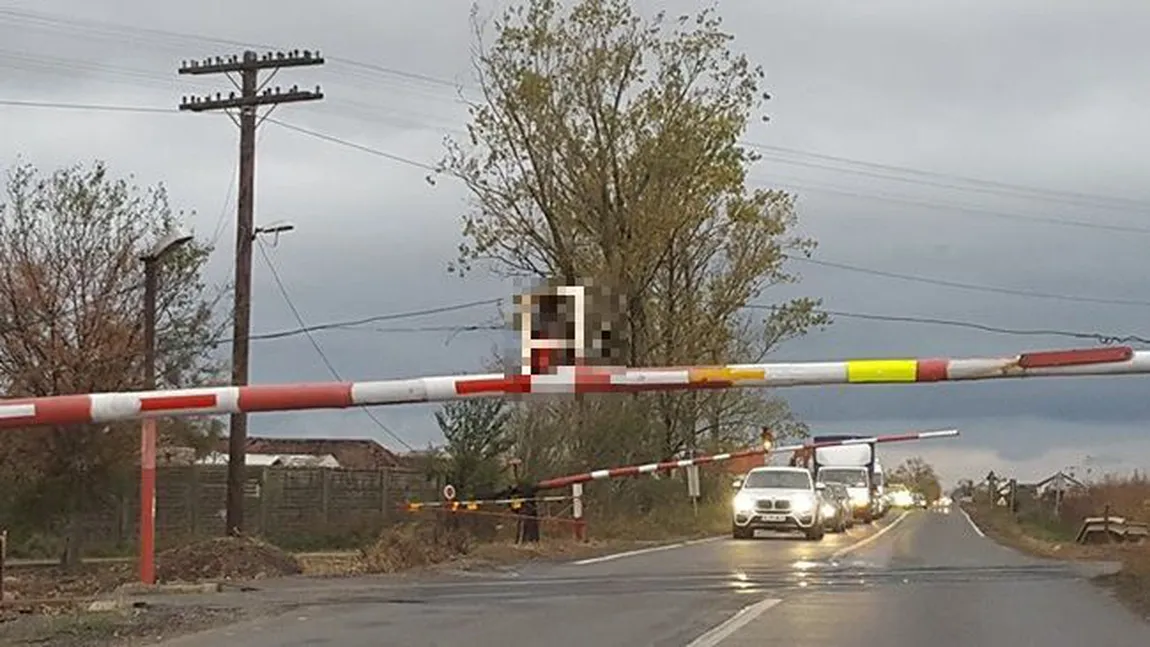 Incredibil cum este semnalizată o barieră de cale ferată de lângă Timişoara FOTO