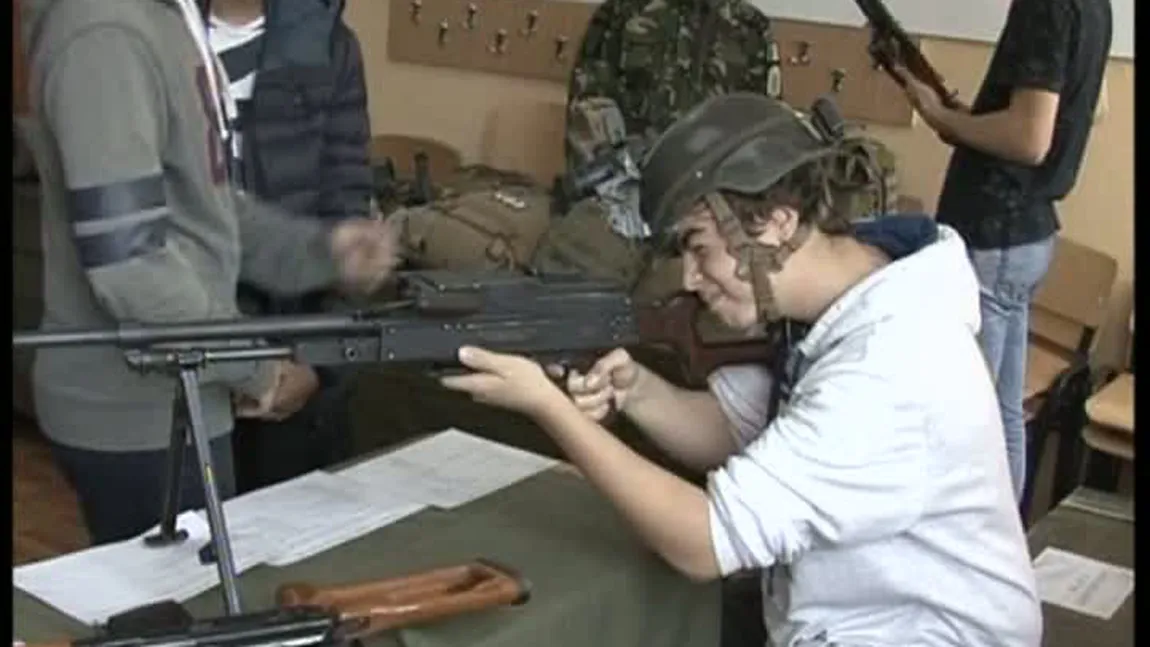 Arme şi veste antiglonţ la o şcoală din Cluj