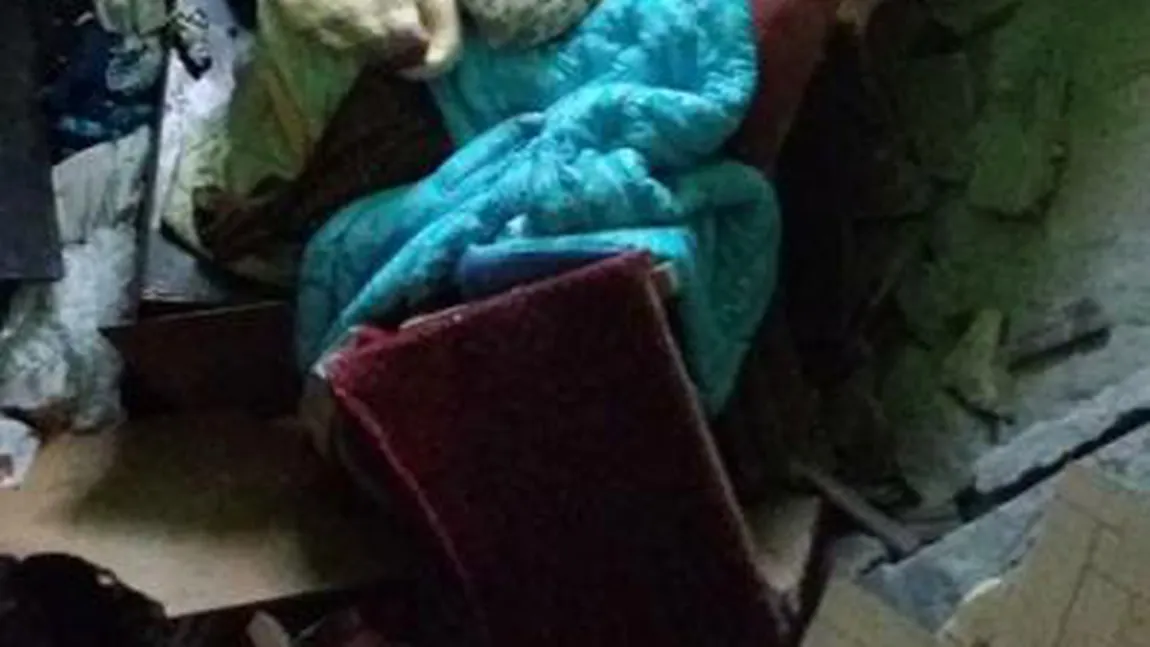 Podeaua unui apartament de la etajul întâi s-a prăbuşit în locuinţa de la parter, în oraşul Lupeni VIDEO