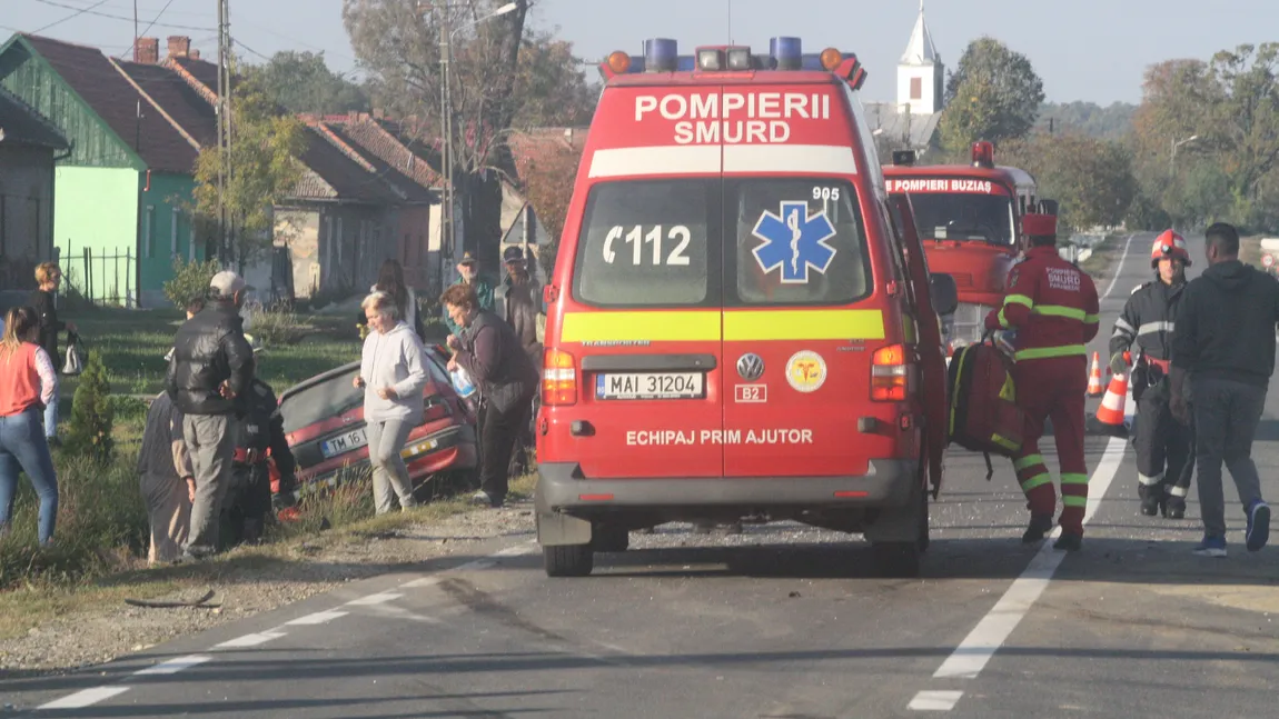 O şoferiţă de 70 de ani, fără permis, a condus o maşină cu numere false şi a provocat un accident grav
