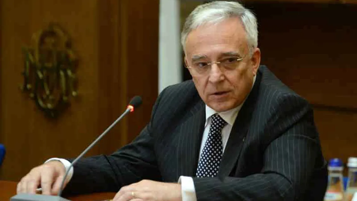 Mugur Isărescu: La ghişeu, în 90% din cazurile în care nu au o explicaţie, angajaţii spun că nu îi lasă sau îi obligă BNR