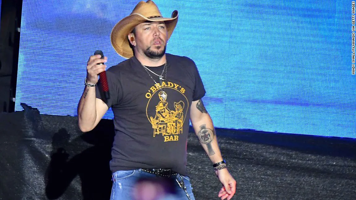 Cântăreţul Jason Aldean cânta pe scenă în momentul în care s-a produs atacul. Pe melodia lui se auzeau împuşcăturile