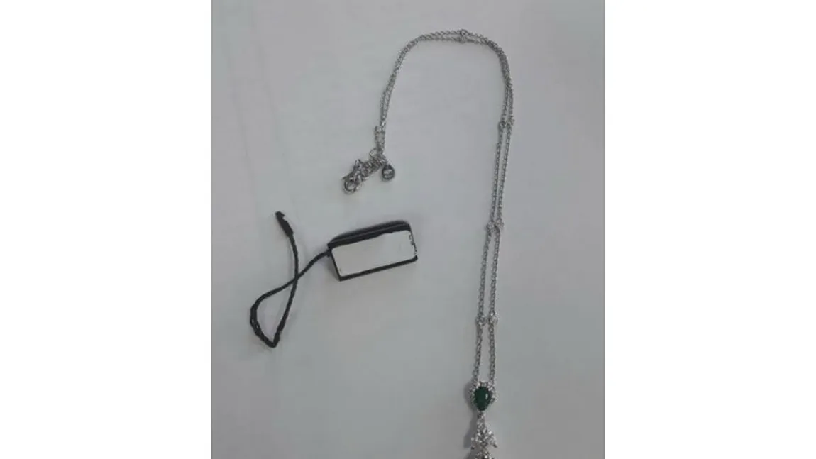 Un bărbat şi fiica lui minoră, cercetaţi că au furat o bijuterie în valoare de 20.000 de euro dintr-un mall