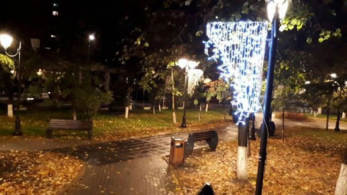 Primăria Botoşani a aprins deja ornamentele de iarnă