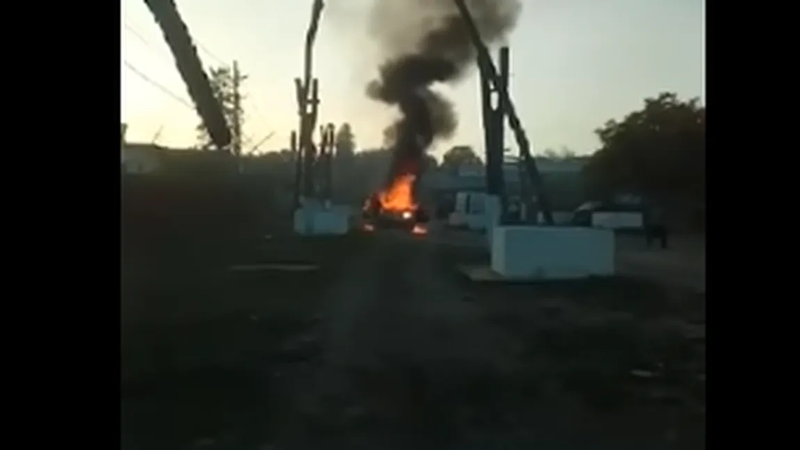 Medic veterinar atacat de părinţii unei fete pe care acesta ar fi sedus-o. Pentru că a scapat, oamenii i-au incendiat maşina VIDEO