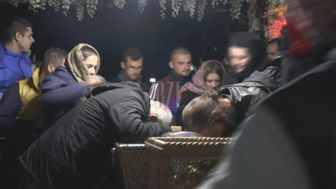 Scene cutremurătoare la racla Sfintei Parascheva. Un bărbat posedat a început să urle