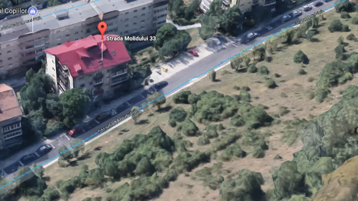 Locatarii unui bloc din Braşov, evacuaţi din cauza alunecărilor de teren. Clădirea riscă să se prăbuşească