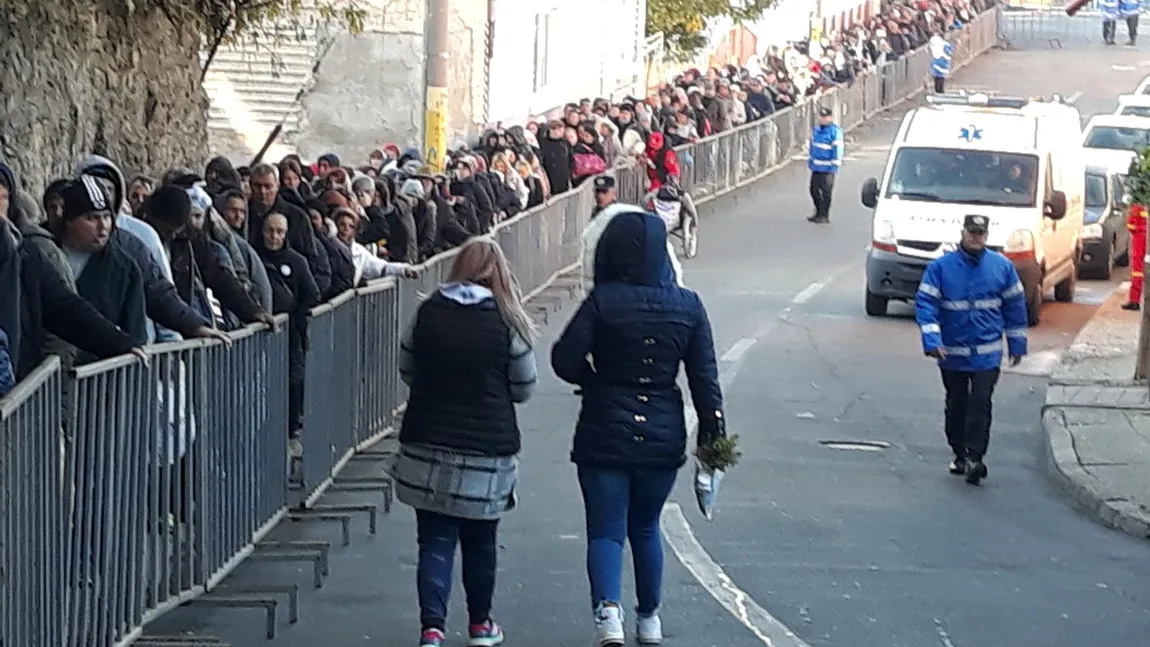SFÂNTA PARASCHEVA 2017. Îmbrânceli la procesiunea scoaterii raclei din Catedrală, jandarmii au intervenit