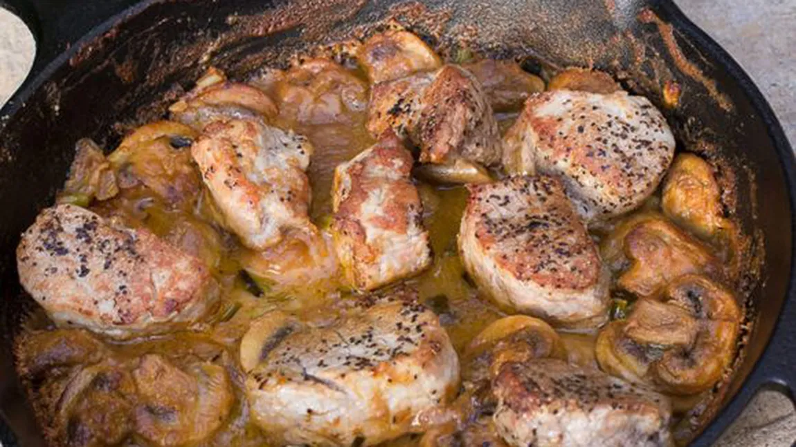 REŢETA ZILEI: Medalioane de porc cu ciuperci în sos de muştar