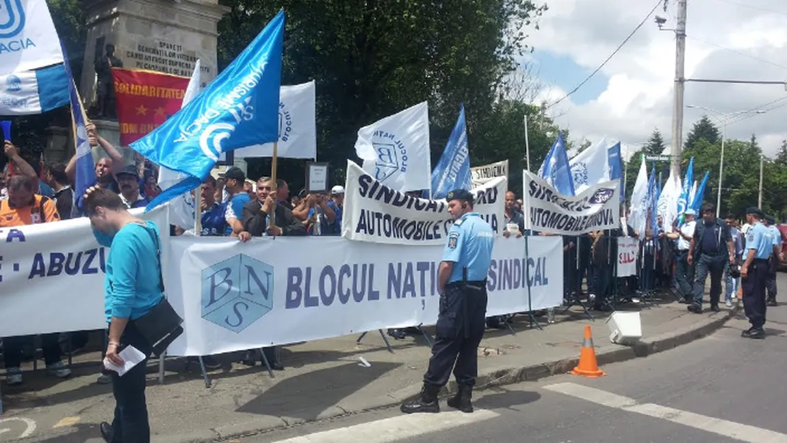 Proteste în aproape toată ţară faţă de trecerea contribuţiilor sociale de la angajator la angajat