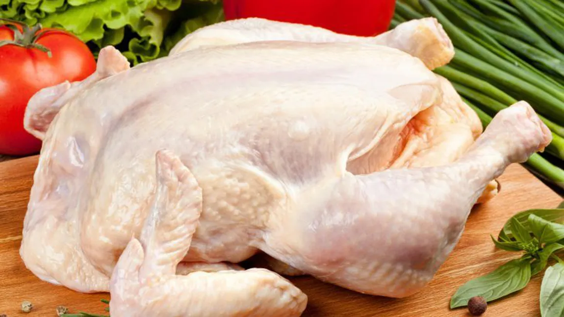 Mănânci pui cumpăraţi din supermarket? Pot cauza o BOALĂ GRAVĂ