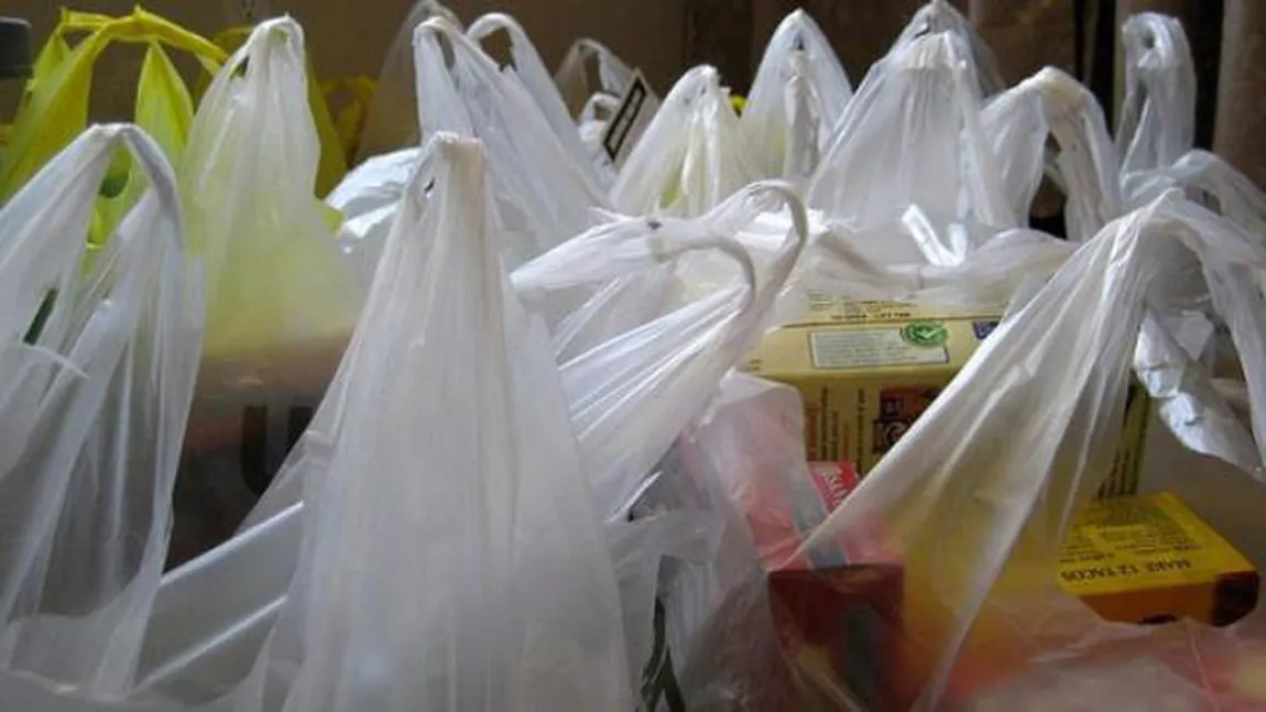 Pungile din plastic, cu sau fără mâner, INTERZISE. Amenzi între 15.000 şi 25.000 de lei