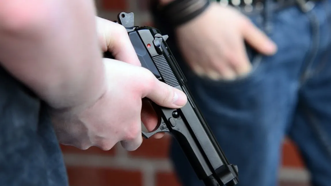 Percheziţii într-un dosar de uz de armă şi şantaj, în Timiş