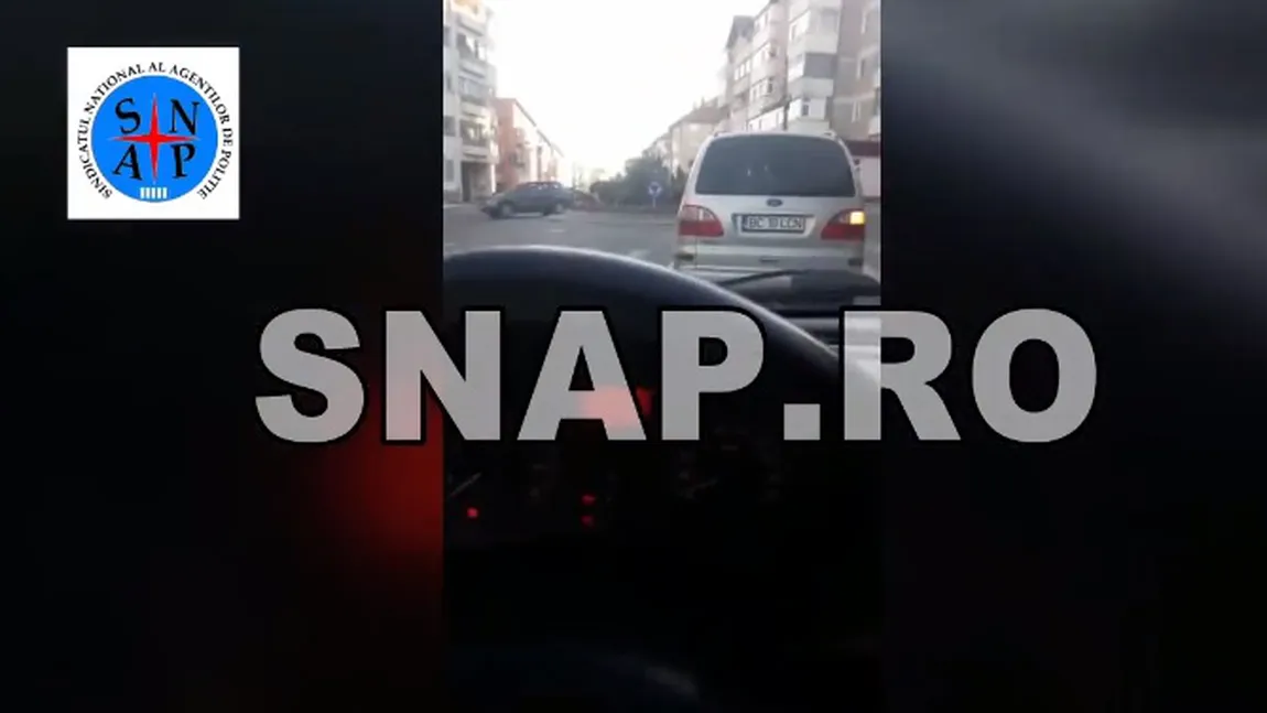 Unui politist trimis la o intervenţie de urgenţă i s-a stricat maşina de serviciu, aşa că a chemat un prieten să-l tracteze