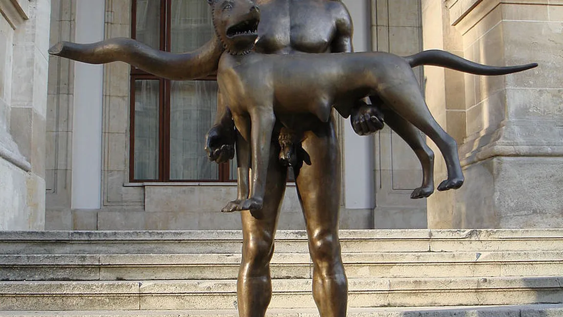 Statuia împăratului Traian din fața Muzeului de Istorie din București, vandalizată. Lupoaica a rămas fără coadă
