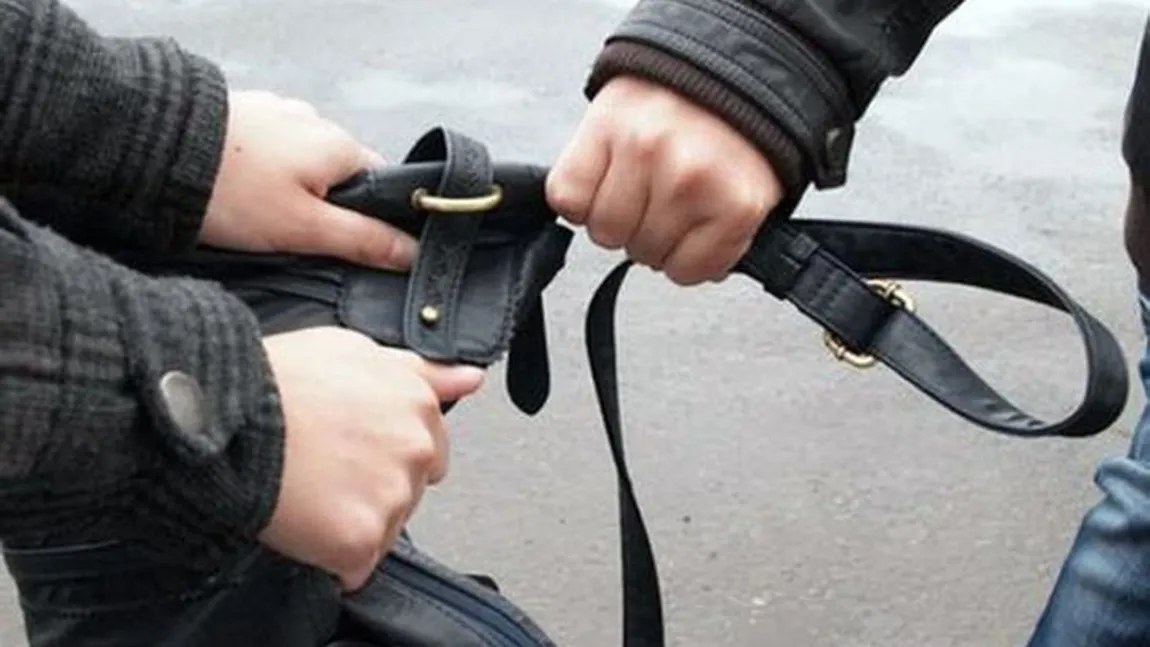 O jurnalistă din Piatra Neamţ, tâlhărită de faţă cu propriul copil