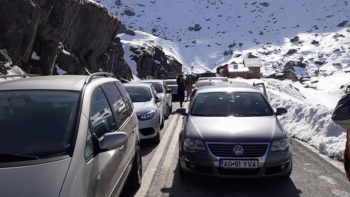 Aglomeraţie pe Transfăgărăşan, circulaţia desfăşurându-se în coloană pe ambele sensuri între Bâlea Lac şi Bâlea Cascadă