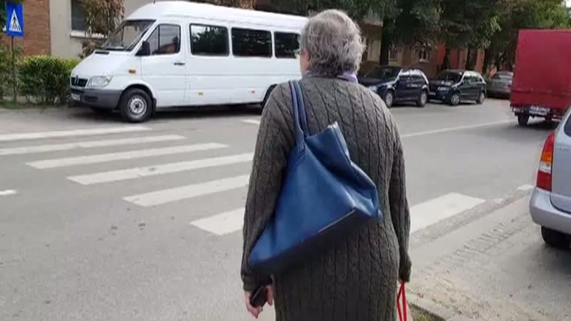 Bătaie de joc în stil românesc. Trecere de pietoni, construită între parcări şi spaţii verzi cu gard viu