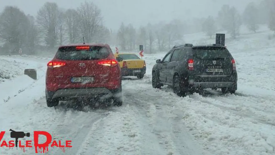 Ninsoare şi viscol în mai multe zone din România. Drumuri şi porturi închise, circulaţie îngreunată, gospodării fără curent electric