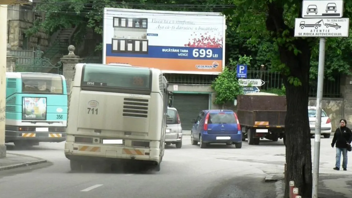 Incredibil cum şi-a găsit un şofer maşina după ce a parcat ca un nesimţit. Blocase tot traficul în zonă FOTO