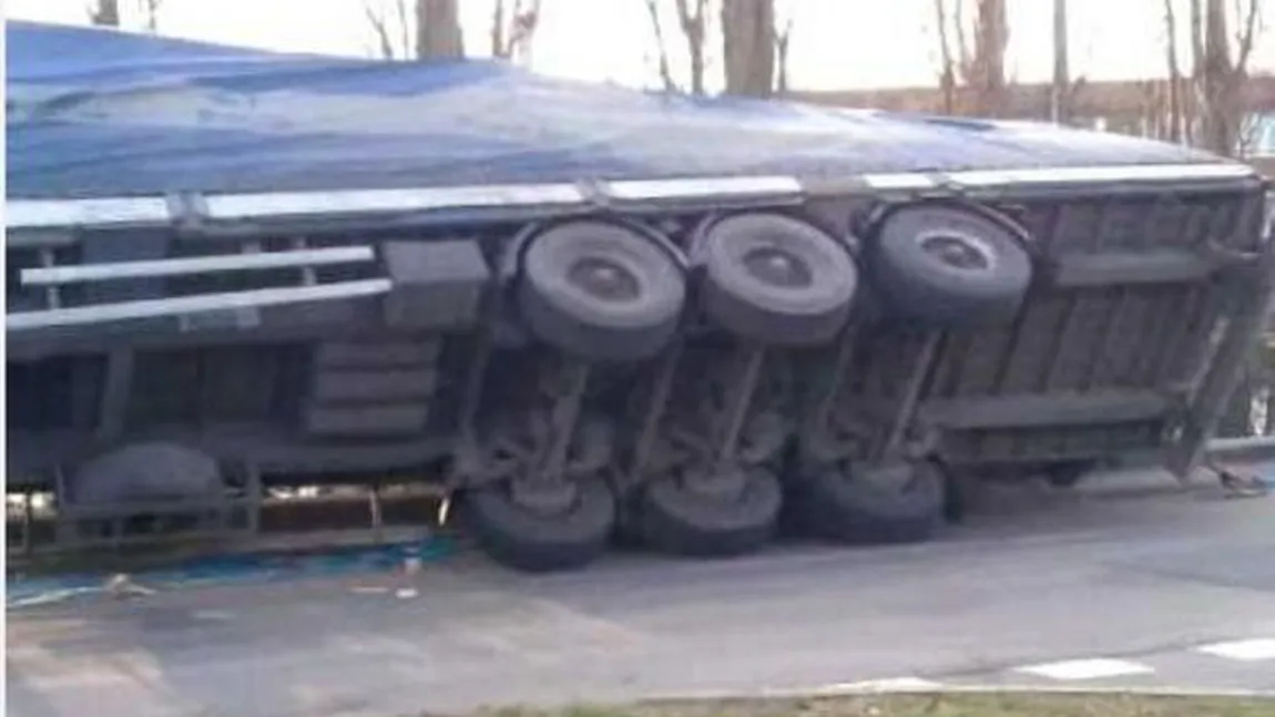 Camion încărcat cu azotat de amoniu răsturnat în Buzău. Circulaţia este blocată pe DN2C