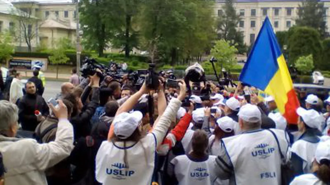 Peste 150 de sindicalişti din învăţământ pichetează Prefectura Iaşi, cerând plata restanţelor salariale câştigate în instanţă