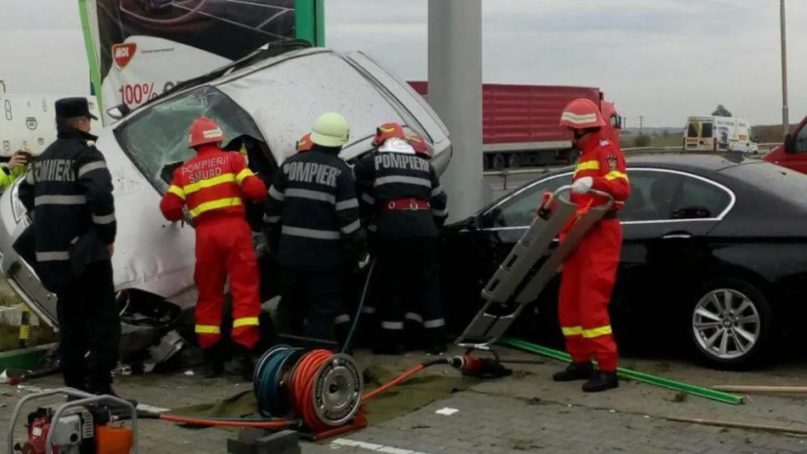 Accident grav pe A1. O tânără a murit după ce a intrat cu maşina în stâlpul unei benzinării