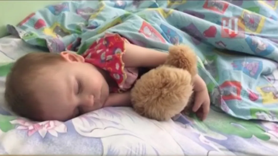A încercat să-şi trezească fetiţa, dar copila nu mişca. Doctorii au pus un diagnostic rar VIDEO
