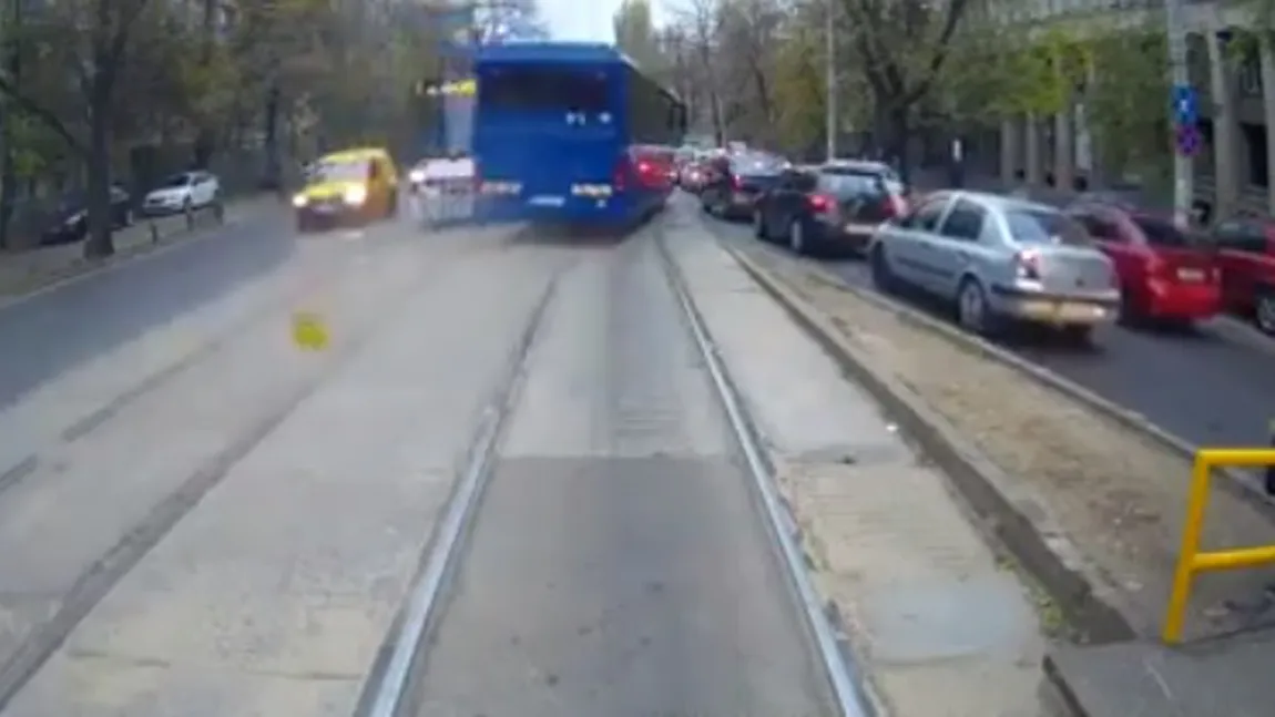 Un autocar MAI, filmat în timp ce depăşea cu viteză pe linia de tramvai. Şoferul evită la limită impactul frontal cu tramvaiul 41 VIDEO