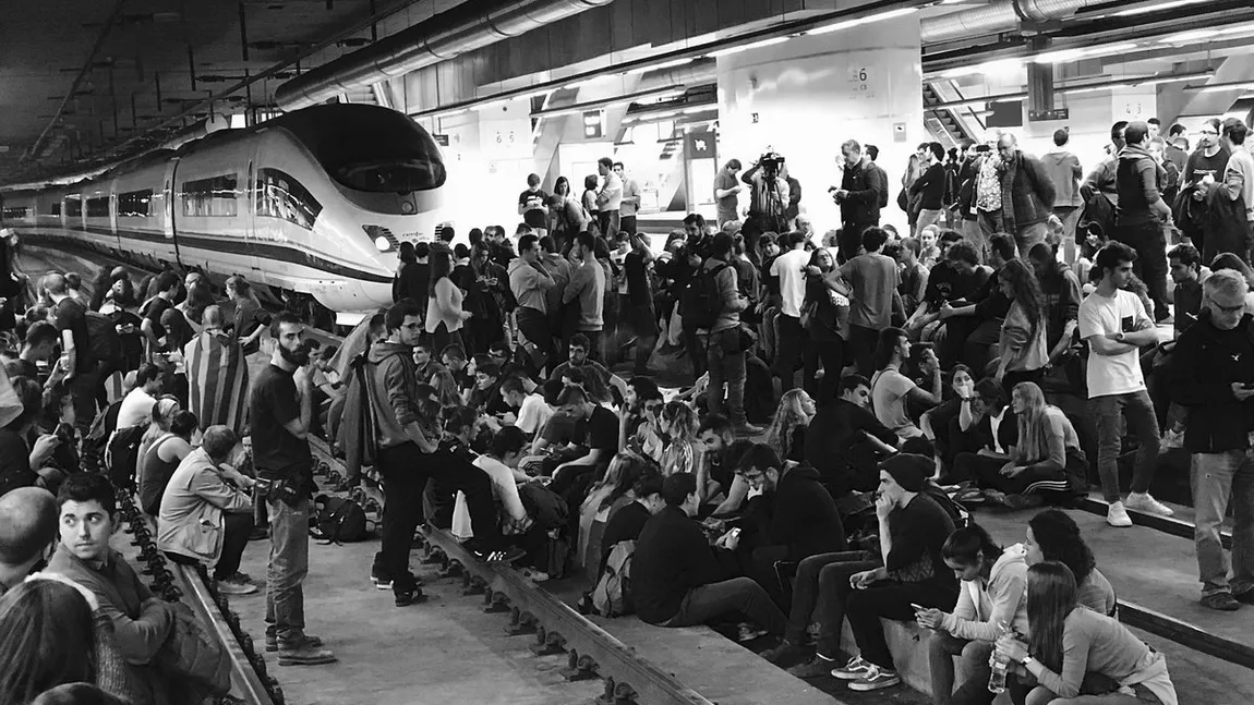 Tensiuni în Catalonia. Protestatarii au ocupat cea mai mare gară din Barcelona, circulaţia trenurilor e suspendată până joi FOTO, VIDEO