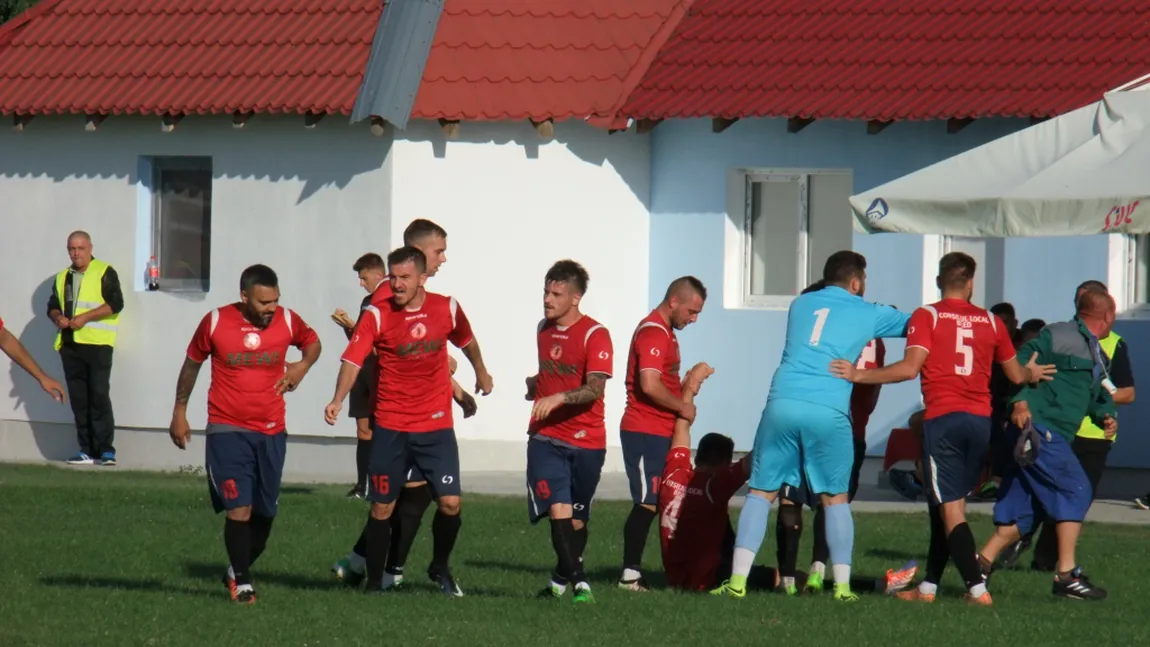 Arbitru BĂTUT de jucători la un DERBY. Scene ŞOCANTE în ROMÂNIA