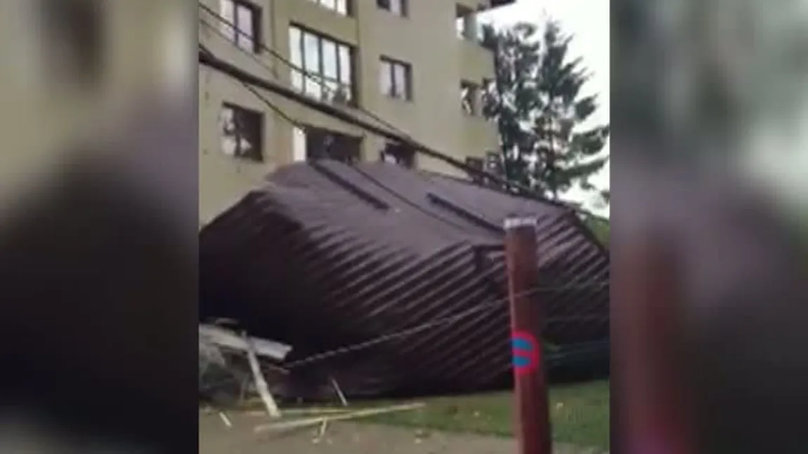 Vremea face probleme în ţară. Mai multe acoperişuri au fost smulse de vântul puternic