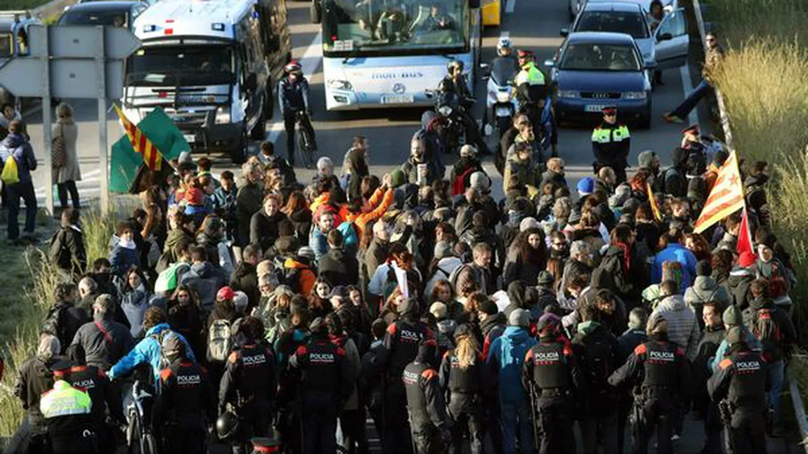 Autostrăzi şi trenuri blocate în Catalonia la apelul separatiştilor. Grevă generală spontană