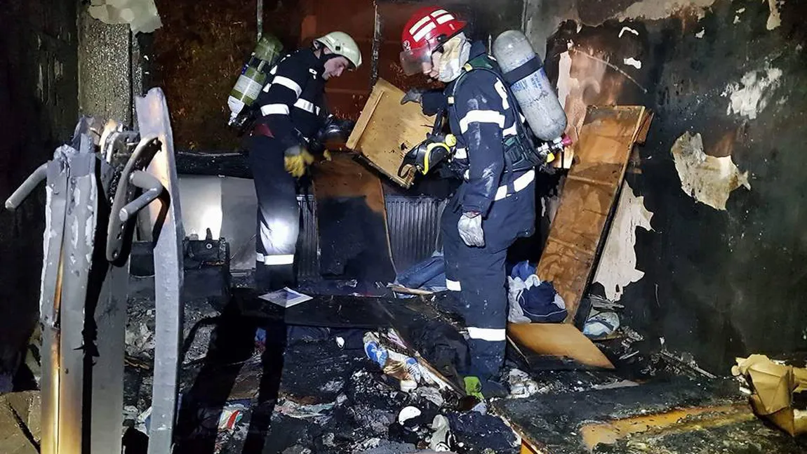Incendiu puternic într-un bloc din Satu Mare. Două persoane au fost intoxicate cu fum, iar mai multe au fost evacuate de urgenţă