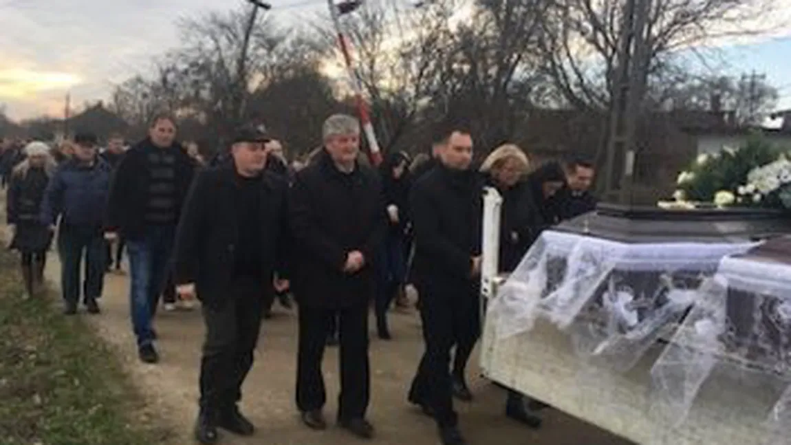 Fiul soţilor asasinaţi în Satu Mare, ridicat de la înmormântare de poliţişti şi reţinut pentru că şi-ar fi omorât părinţii şi bunica