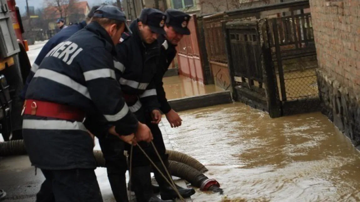 Pompierii intervin pentru evacuarea apei în mai multe zone din Timişoara şi judeţ, după ploi