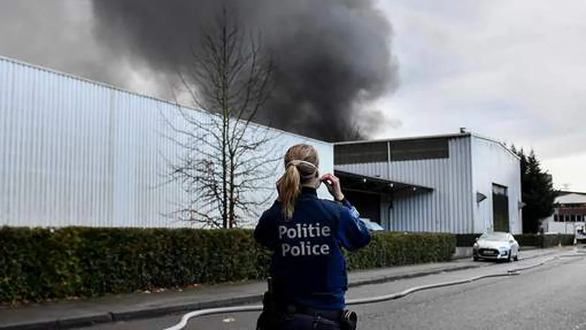 Incendiu la o fabrică din Belgia. Acoperişul clădirii, în flăcări. O cantitate de fum toxic s-a degajat în atmosferă GALERIE FOTO