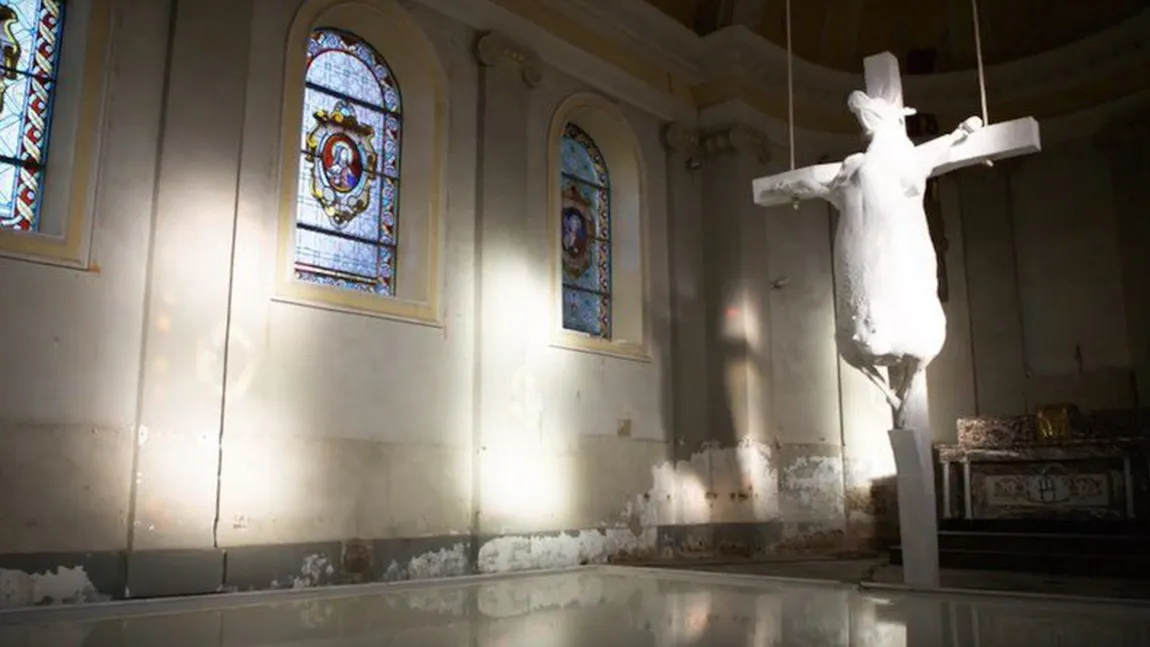 Artă sau satanism? Catolicii belgieni sunt furioşi din cauza unei vaci crucificate într-o biserică VIDEO