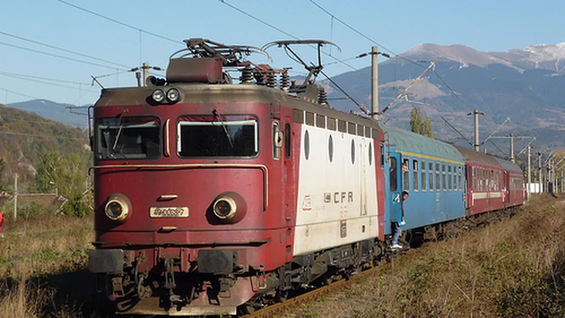 Trafic feroviar blocat, după ce locomotiva unui tren Regio s-a defectat. Două trenuri, oprite în gări