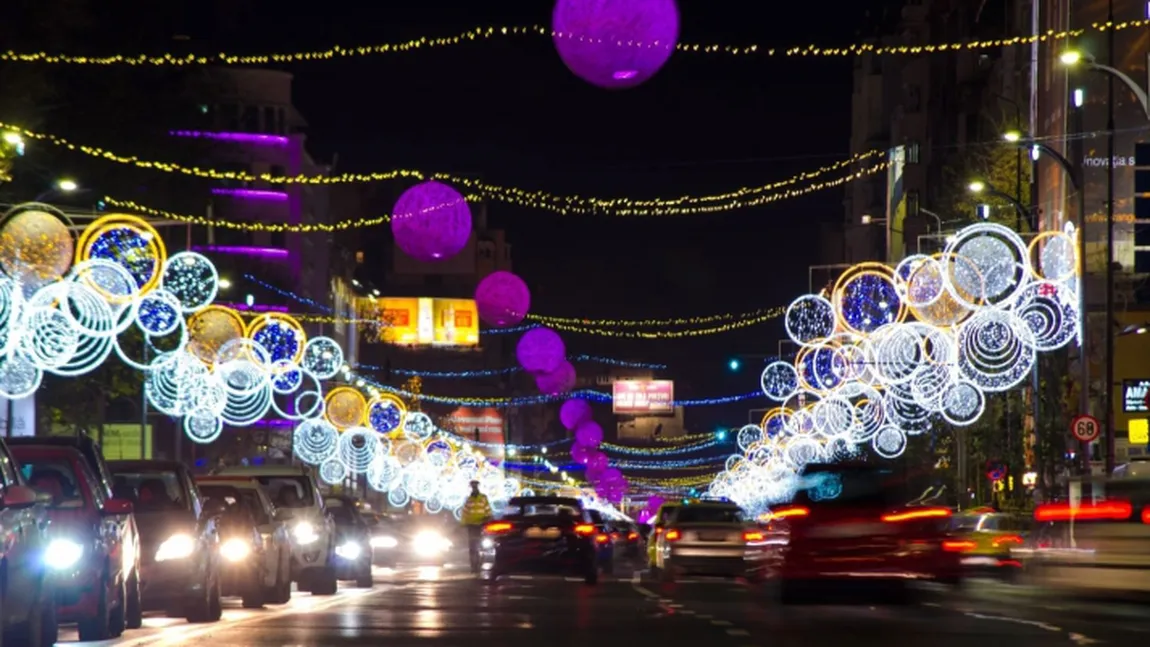 LUMINIŢELE de CRĂCIUN, montate pe străzile din Bucureşti. Când se deschide sezonul Sărbătorilor de iarnă