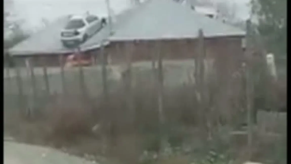 Şi-a urcat maşina pe casă de supărare