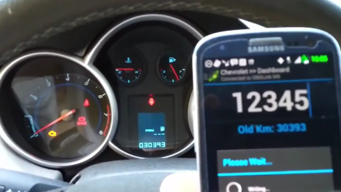 Cum poţi să dai kilometrajul maşinii înapoi cu ajutorul telefonului VIDEO