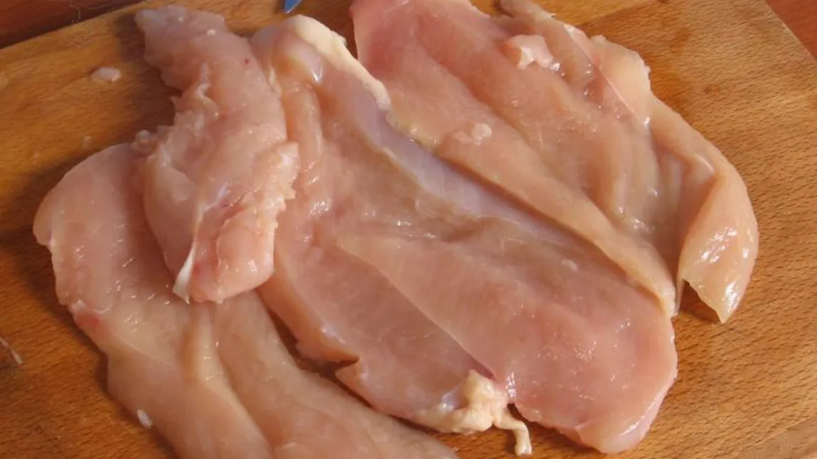 ATENŢIE când cumpăraţi carne. Ce sunt fâşiile albicioase de pe pieptul de pui