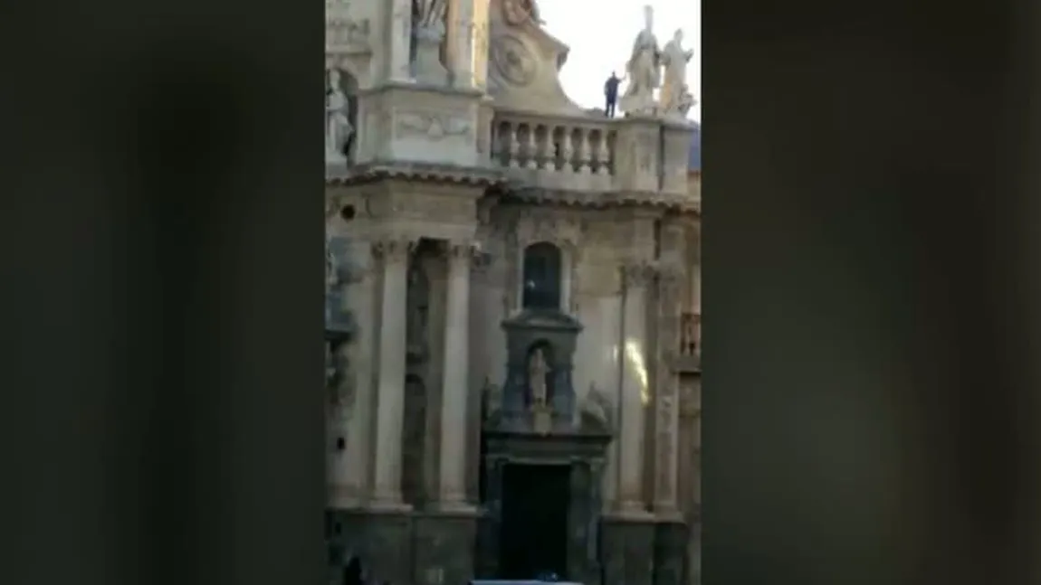 Un român a ameninţat că se aruncă de pe o catedrală din Spania