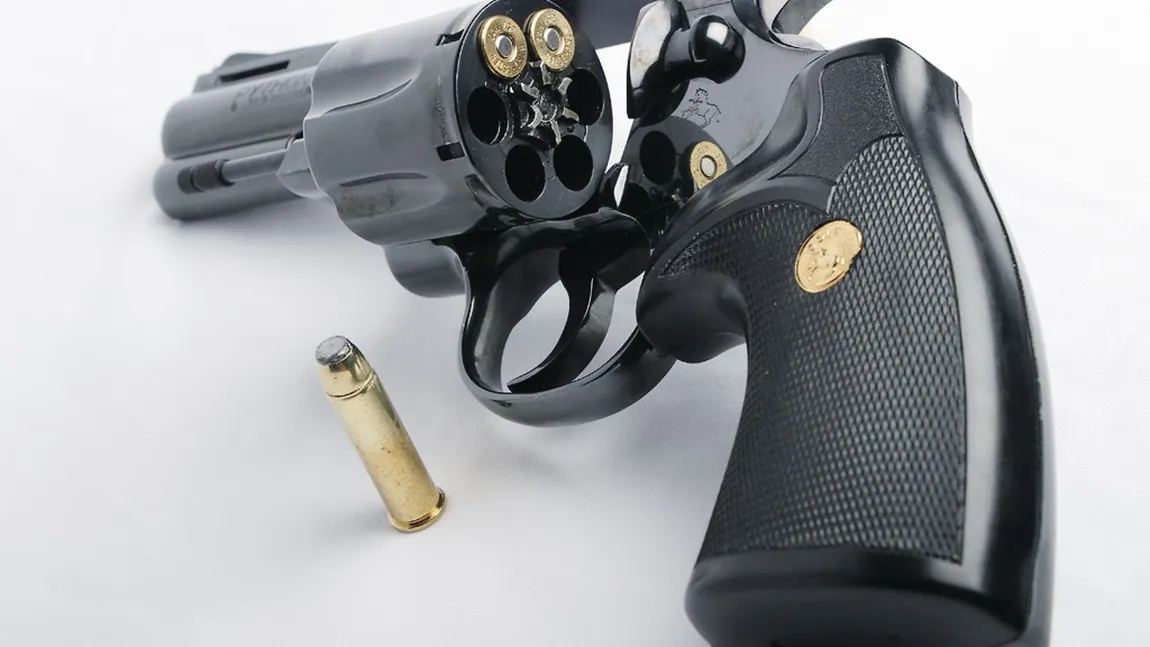 Un băiat de 17 ani a murit jucând ruleta rusească