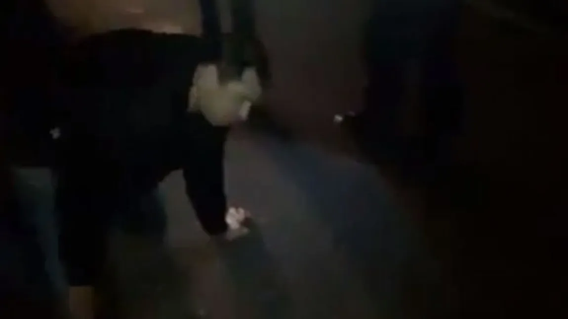 Un şofer rupt de beat a căzut lat în faţa poliţiştilor care încercau să-l testeze cu etilotestul VIDEO
