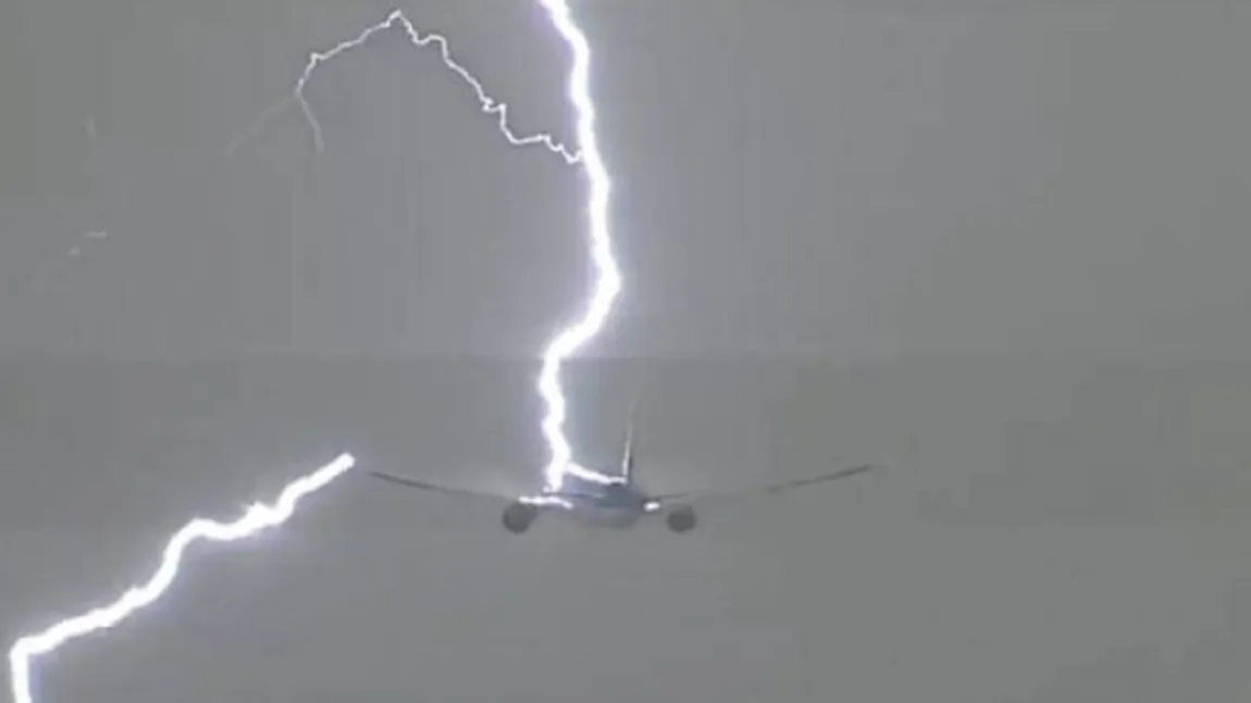 Un avion plin cu pasageri a fost lovit de fulger, imediat după decolare VIDEO