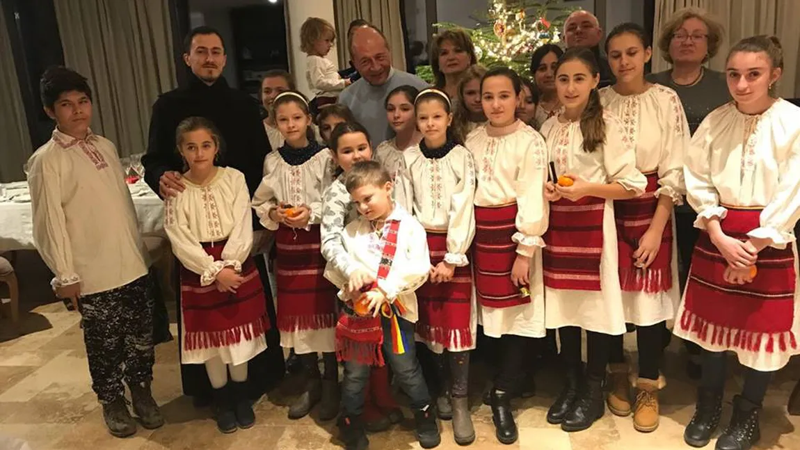 Traian Băsescu, mesaj de Crăciun: Sfintele sărbători ale Crăciunului să vă aducă să vă aducă bucurii în case